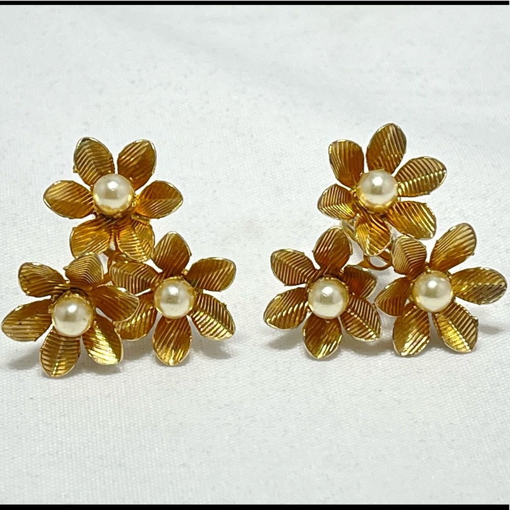 Coro vintage gold toned floral ear clip earrings